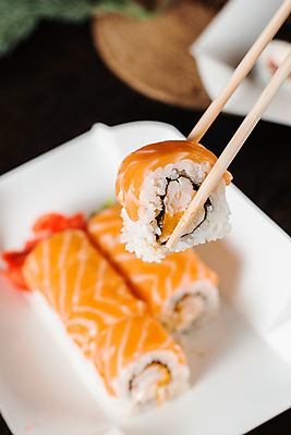 포토 JPG 해외이미지 전통 음식 오이 치즈 새우 어류 사람없음 장식 세트 컬러풀 일본 초밥 벚꽃 막대기 해조류 두루마리 해산물 롤 서빙 연어 모음 아보카도 맛있는 해외202309 해외포토 꽃 아시아 컬러 채소 과일 유제품 갑각류 한글 수중동물 해양식물 일본음식 파일형식