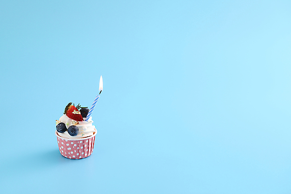 포토 JPG 해외이미지 촛불 딸기 사람없음 장식 한개 달콤 컵케이크 생크림 파란배경 블루베리 금박장식 카피스페이스 해외202309 해외포토 1 백그라운드 과일 초 파란색 케이크 공백 맛 크림 파일형식