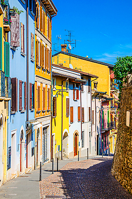 포토 JPG 해외이미지 전통 외관 유럽 문화 도로 벽 여행 건축양식 창문 하늘 거리 풍경 사람없음 건물 세로 파란색 도시풍경 컬러풀 이탈리아 조약돌 바위 도시 센터 중세 역사 좁은 지역 북쪽 타운 셔터 랜드마크 옛날 그리너리 해외202309 해외포토 건축물 건축 나라 길 컬러 교통시설 돌_바위 방향 파일형식 트랜드컬러