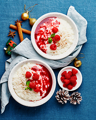 포토 JPG 해외이미지 음식 크리스마스 사람없음 쌀 아침식사 잼 산딸기 솔방울 푸딩 시나몬스틱 오너먼트 해외202309 해외포토 기념일 크리스마스장식 과일 디저트 곡류 식사 소스_음식 시나몬 파일형식