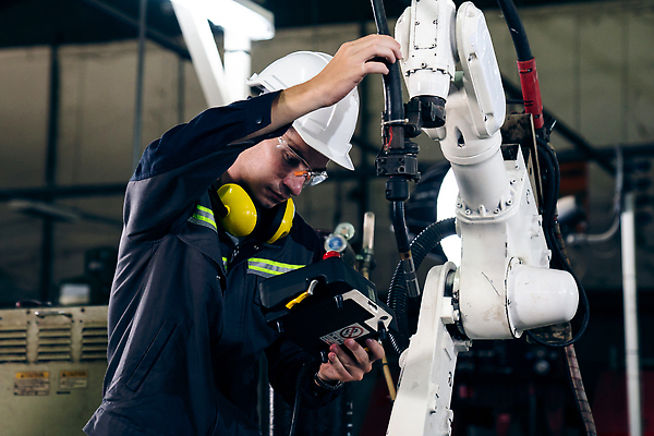 포토 JPG 해외이미지 남자 산업 공장 노동자 작업복 한명 상반신 성인 기계 과학기술 잡기 작업 엔지니어 안전모 컨트롤 프로그래밍 성인남자한명만 내려보기 해외202309 해외포토 직업 1 옷 공업 모션 기술 사람 기술자 헬멧 안전장비 개발 남자한명만 성인남자만 파일형식