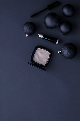 포토 JPG 해외이미지 사람없음 하이앵글 화장품 남색 오브젝트 오너먼트 카피스페이스 해외202309 해외포토 뷰포인트 컬러 크리스마스장식 뷰티 공백 파일형식