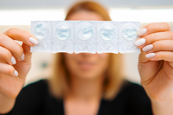 포토 JPG 해외이미지 안경 건강 한명 화장품 젖음 투명 휴대용 일회용 컨테이너 시력 비전 패키지 안과 시력검사 돌봄 업그레이드 위생관리 광학 살균 해외202309 해외포토 1 잡화 산업 모션 병원 관리 사람 뷰티 오브젝트 검사_조사 파일형식