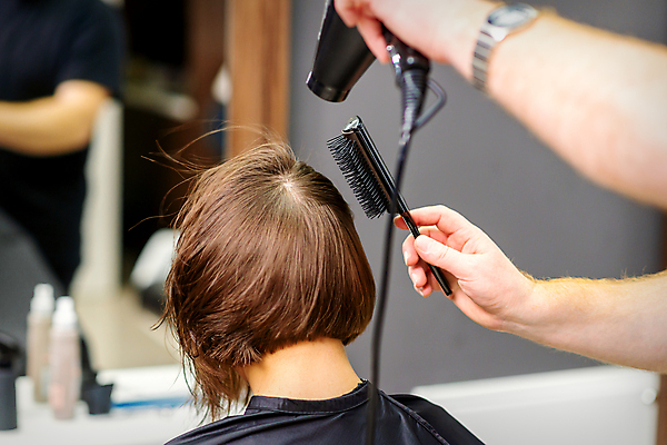 포토 JPG 해외이미지 헤어스타일 손 뒷모습 신체부위 뷰티 머리 머리빗 우아함 드라이어 미용사 해외202309 해외포토 직업 뷰포인트 컨셉 사람 미용용품 파일형식