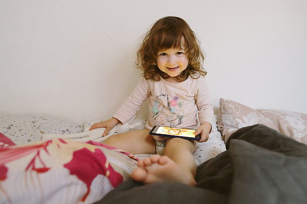 포토 JPG 해외이미지 백인 모델 라이프스타일 드레스 옷 딸 행복 얼굴 어린이 벽 가족 실내 건강 한명 미소 웃음 야외 여름 파란색 금발 뷰티 유행 기쁨 흰색 아기 고급 작음 스마트 만족 걸음마 천진난만 해외202309 해외포토 서양인 1 헤어스타일 계절 감정 컬러 컨셉 관계 모션 표정 사람 내부 생활 신체부위 크기 파일형식