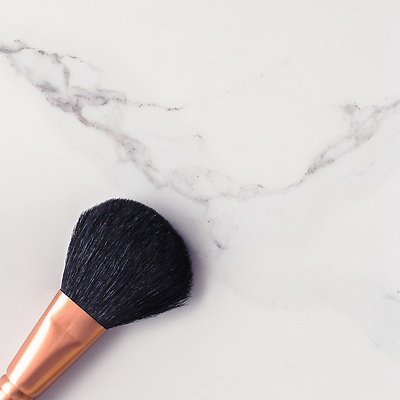 포토 JPG 해외이미지 백그라운드 사람없음 흰색 고급 대리석 메이크업브러쉬 카피스페이스 해외202309 해외포토 컬러 컨셉 재료 공백 붓 파일형식