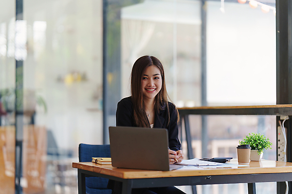 포토 JPG 해외이미지 직업 손 컨셉 돈 비즈니스 통계 성공 그래프 설계 한명 사람 금융 경제 노트북 컴퓨터 사무실 성장 업무 작업 비즈니스맨 계산 계획 책상 분석 보고서 문서 투자 회계 대출 경영 계좌 마케팅 세금 수입 예산 회계사 비용 해외202309 해외포토 1 남자 가구 신체부위 전자제품 직장인 재산 파일형식