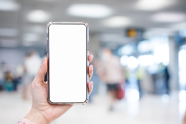 포토 JPG 해외이미지 손 여행 백그라운드 인터넷 비즈니스 통신 교통시설 모바일 비행기 사람 사람없음 스마트폰 핸드폰 여행객 디지털 스크린 공백 터치 흰색 잡기 업무 메시지 공항 연결 전화기 스마트 항공 승객 터미널 목업 비어있는 해외202309 해외포토 컬러 교통 컨셉 항공교통 모션 대중교통 신체부위 전자제품 스마트기기 작업 시설 파일형식