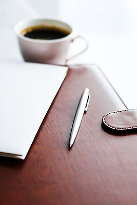 포토 JPG 해외이미지 백그라운드 사람없음 사무실 펜 공책 클래식 커피잔 가죽 해외202309 해외포토 커피 컨셉 비즈니스 문구용품 잔 필기구 파일형식