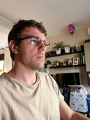 포토 JPG 해외이미지 백인 직업 1 안경 얼굴 생각 인터넷 비즈니스 한명 노트북 컴퓨터 사무실 공책 방 작업 닫기 무선전화기 집중 책상 온라인 해외202309 해외포토 서양인 잡화 가구 컨셉 모션 문구용품 사람 신체부위 전자제품 전화기 파일형식