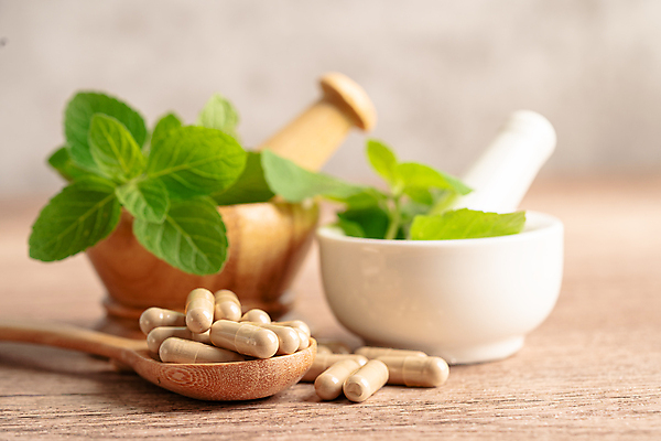 포토 JPG 해외이미지 건강 사람없음 알약 약 숟가락 허브 유기농 절구 절구방아 해외202309 해외포토 식물 웰빙 의학 수저 도구 파일형식