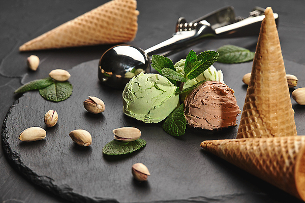 포토 JPG 해외이미지 검은배경 아이스크림 사람없음 달콤 허브 아이스크림콘 와플 스쿱 피스타치오 해외202309 해외포토 식물 백그라운드 디저트 검은색 견과류 맛 콘 파일형식