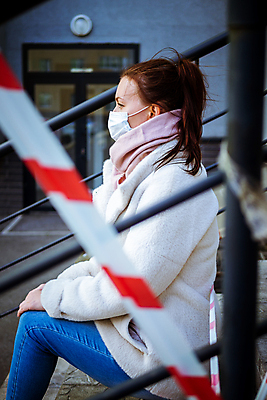 포토 JPG 해외이미지 백인 1 라이프스타일 유럽 리본 얼굴 여행 백그라운드 거리 프레임 건강 경고 가면 한명 사람 야외 여행객 고통 환자 금지 흰색 도시 바이러스 보호 질병 사인 보안 감염 전염병 해외202309 해외포토 서양인 감정 나라 컬러 컨셉 의학 안전 생활 신체부위 파일형식