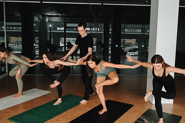 포토 JPG 해외이미지 여자 요가 함께함 실내 사람 여러명 성인 옆모습 운동복 운동 뷰티 요가자세 매트 그룹 유연 필라테스 성인여자만 해외202309 해외포토 웰빙 옷 뷰포인트 포즈 다수 컨셉 건강 내부 여자만 성인만 파일형식