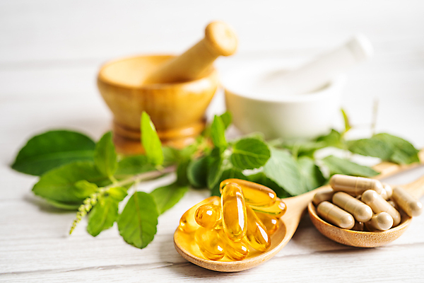 포토 JPG 해외이미지 건강 사람없음 알약 약 숟가락 허브 유기농 절구 절구방아 해외202309 해외포토 식물 웰빙 의학 수저 도구 파일형식