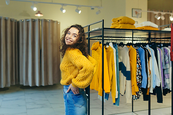 포토 JPG 해외이미지 여자 실내 한명 상반신 성인 옆모습 쇼핑 옷걸이 즐거움 옷가게 성인여자한명만 해외202310 해외포토 1 옷 감정 뷰포인트 사람 내부 상점 여자한명만 성인여자만 파일형식