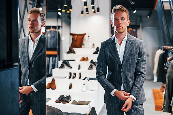 포토 JPG 해외이미지 남자 신발 실내 한명 정장 손짓 상반신 성인 앞모습 쇼핑 반사 거울 고급 남성복 옷가게 부티크 성인남자한명만 해외202309 해외포토 1 옷 뷰포인트 컨셉 모션 사람 내부 상점 남자한명만 성인남자만 파일형식