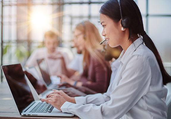 포토 JPG 해외이미지 백인 직업 라이프스타일 응시 여자 남자 행복 백그라운드 비즈니스 통신 탁자 성공 노동자 함께함 대화 사람 앉기 여러명 성인 노트북 컴퓨터 사무실 펜 웹 비즈니스맨 비즈니스우먼 그룹 연결 동료 경영자 경영 심각 프로젝트 브레인스토밍 자극 해외202309 해외포토 레이스천 서양인 시선 감정 가구 다수 컨셉 인터넷 관계 모션 말하기 생활 전자제품 필기구 직물 직장인 리더 파일형식