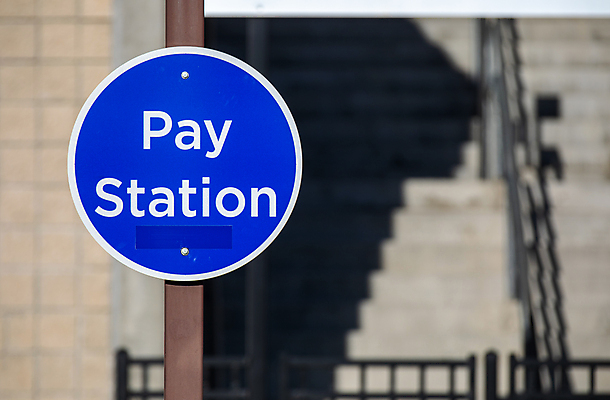 포토 JPG 해외이미지 돈 간판 사람없음 야외 파란색 정보 역 입장 심볼 사인 도로표지판 수수료 해외202309 해외포토 도로 컬러 교통시설 표지판 재산 요금 파일형식