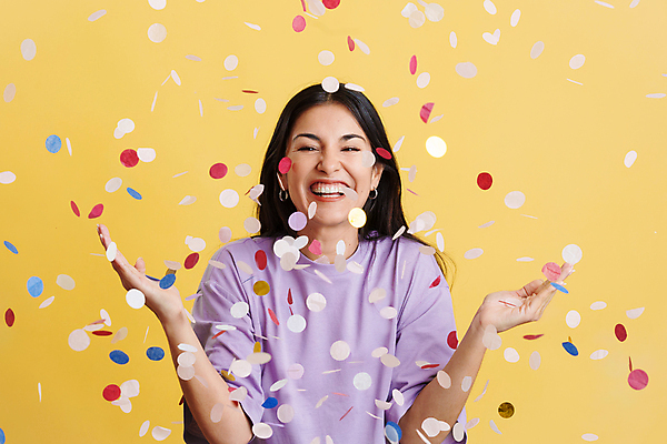 포토 JPG 해외이미지 백인 기념일 행복 감정 장난 실내 한명 서기 미소 웃음 뷰티 파티 축제 기쁨 축하 표현 입 생일 화려 인디언 연도 만족 흥분 기회 상승 긍정 꽃가루 히스패닉 노란배경 반가움 반응 복권 승자 크리스마스이브 타격 해외202309 해외포토 서양인 1 백그라운드 컨셉 크리스마스 모션 표정 아메리카 사람 이벤트 내부 신체부위 노란색 가루 파일형식