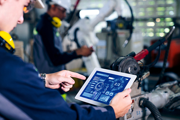 포토 JPG 해외이미지 남자 산업 공장 노동자 작업복 한명 들기 상반신 성인 태블릿 기계 과학기술 가리킴 작업 엔지니어 안전모 프로그래밍 성인남자한명만 해외202309 해외포토 직업 1 옷 공업 모션 기술 사람 손짓 전자제품 스마트기기 기술자 헬멧 안전장비 개발 남자한명만 성인남자만 파일형식