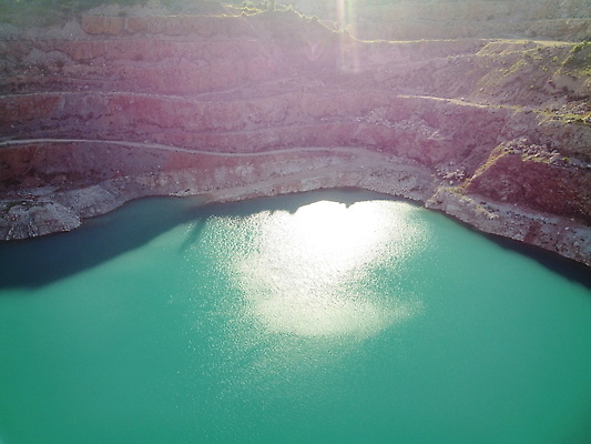 포토 JPG 해외이미지 산업 지구 호수 여행 자연 표면 산 안테나 풍경 사람없음 초록색 물 파란색 뷰티 반사 환경 골짜기 맑음 침묵 바위 저수지 연못 정상 버리기 발굴 언덕 내추럴 항공촬영 생태학 석회암 인공 조감도 지질학 채석 터키석 해외202309 해외포토 자연요소 교육 뷰포인트 컬러 통신 모션 날씨 소리 암석 돌_바위 보석 생태계 파일형식