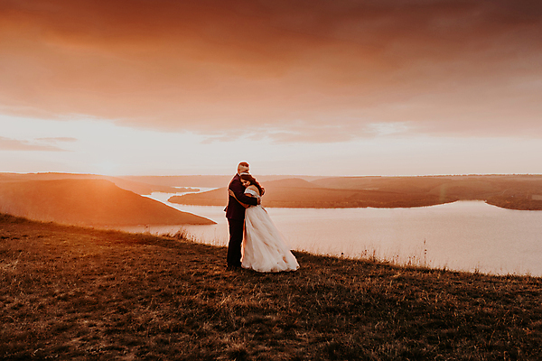 포토 JPG 해외이미지 커플 드레스 여자 행복 호수 바다 여행 신랑 결혼 자연 하늘 산 함께함 발렌타인데이 사랑 사람 성인 야외 두명 물 빛 강 뷰티 유행 걷기 일몰 낭만 신혼여행 흰색 우아함 저녁 언덕 약혼 내추럴 우크라이나 해외202309 해외포토 자연요소 옷 감정 유럽 컬러 컨셉 관계 모션 데이이벤트 이벤트 노을 야간 생태계 약속 파일형식
