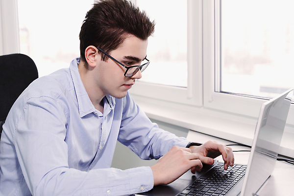 포토 JPG 해외이미지 백인 직업 학생 응시 남자 안경 셔츠 비즈니스 무선통신 직장 실내 한명 사람 앉기 노트북 컴퓨터 사무실 알약 펜 스크린 장비 타이핑 키보드 업무 작업장 디자이너 종업원 온라인 심각 프로그래머 해외202309 해외포토 서양인 1 시선 잡화 산업 컨셉 상의 회사 통신 모션 내부 전자제품 필기구 약 작업 파일형식