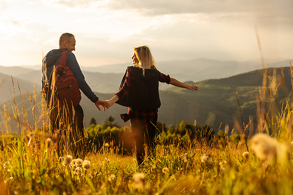 포토 JPG 해외이미지 커플 여자 남자 행복 실루엣 여행 배낭 팔벌리기 휴가 산 함께함 사랑 성인 두명 옆모습 뒷모습 마주보기 손잡기 하이킹 풀잎 백패커 성인만 해외202309 해외포토 감정 뷰포인트 컨셉 잎 가방 관계 모션 레저 촬영기법 사람 풀_식물 파일형식
