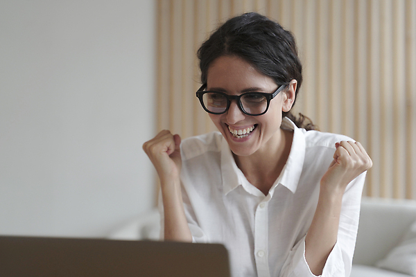 포토 JPG 해외이미지 직업 응시 여자 행복 안경 돈 인터넷 비즈니스 사업가 탁자 성공 주택 직장 한명 앉기 노트북 컴퓨터 사무실 독서 스크린 주먹 이탈리아 축하 우승 최고 업무 작업 비즈니스우먼 뉴스 이메일 종업원 책상 흥분 획득 재택근무 온라인 승진 스페인어 승자 필승 제의 해외202309 해외포토 1 시선 잡화 감정 유럽 가구 컨셉 회사 모션 사람 건물 전자제품 직장인 재산 파일형식
