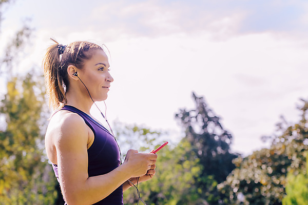 포토 JPG 해외이미지 라이프스타일 여자 행복 음악 스포츠 이어폰 아침 모바일 건강 한명 사람 야외 스마트폰 핸드폰 운동복 달리기 조깅 운동 뷰티 헤드폰 듣기 스마트 연습 달리기선수 해외202309 해외포토 주간 1 옷 감정 음향기기 컨셉 모션 문화예술 생활 전자제품 스마트기기 육상선수 파일형식