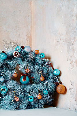 포토 JPG 해외이미지 모양 전통 디자인 계절 리본 벽 잎 크리스마스 겨울 공 회색배경 휴가 새해 아파트 창조 사람없음 내부 장식 파란색 크리스마스트리 축제 화환 방 수확 나뭇가지 축하 소나무 원형 화려 은색 12월 시멘트 전나무 원뿔 그런지 콘크리트 크리스마스이브 핸드메이드 카피스페이스 해외202309 해외포토 도형 나무 식물 기념일 꽃 컬러 백그라운드 컨셉 농업 주택 공백 회색 날짜 파일형식