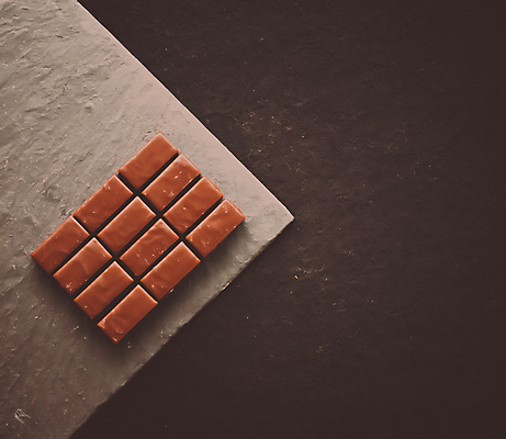 포토 JPG 해외이미지 조각 디저트 사람없음 하이앵글 갈색 초콜릿 돌판 해외포토 음식 뷰포인트 컬러 돌_바위 파일형식