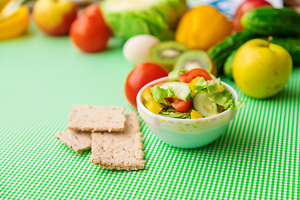 포토 JPG 해외이미지 그릇 다이어트 오이 파프리카 키위 사람없음 아웃포커스 건강관리 계란 양상추 계획 체크무늬 초록배경 호밀크래커 해외202309 해외포토 식기 백그라운드 컨셉 무늬 채소 과일 촬영기법 건강 관리 초록색 크래커 알 파일형식