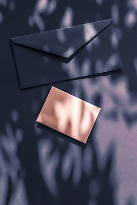 포토 JPG 해외이미지 종이 편지봉투 그림자 사람없음 햇빛 그늘 남색 감성 카피스페이스 해외202309 해외포토 컬러 컨셉 봉투 태양 공백 편지 파일형식