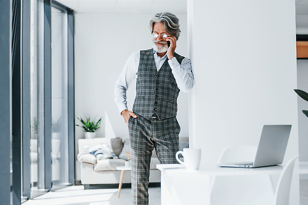 포토 JPG 해외이미지 할아버지 노년 남자 비즈니스 수염 실내 한명 들기 정장 앞모습 스마트폰 비즈니스맨 우아함 통화 노인남자한명만 해외202309 해외포토 1 옷 뷰포인트 컨셉 모션 사람 성인 내부 핸드폰 스마트기기 직장인 남자한명만 노인남자만 파일형식