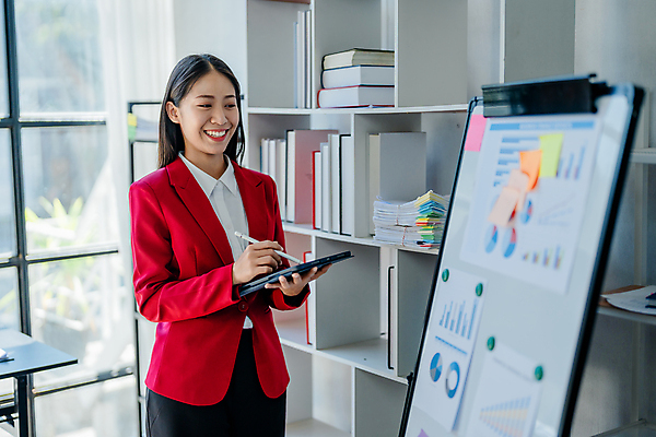 포토 JPG 해외이미지 직업 비즈니스 사업가 통신 성공 그래프 설계 함께함 대화 선물 설명 한명 서기 미소 사람 정장 금융 사무실 알약 세일 교사 성장 가리킴 작업 비즈니스우먼 계획 대표 토론 종업원 동료 경영자 문서 이익 보여주기 진행 마케팅 브레인스토밍 자극 해외202309 해외포토 1 옷 여자 컨셉 관계 모션 표정 말하기 손짓 경제 약 직장인 리더 파일형식