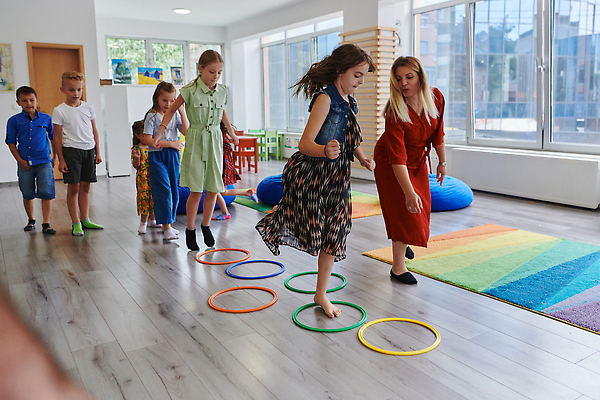 포토 JPG 해외이미지 여자 남자 어린이 스포츠 쿠션 창문 놀이 실내 소년 여러명 성인 점프 교사 카펫 유치원 고리 체육 즐거움 해외202309 해외포토 직업 교육 감정 다수 모션 사람 내부 파일형식