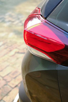 포토 JPG 해외이미지 모델 디자인 신체 교통시설 자동차 새로움 사람없음 빨간색 파란색 빛 우아함 브레이크 묘사 범퍼 자동 스타일 해외202309 해외포토 육상교통 컬러 교통 컨셉 시설 파일형식