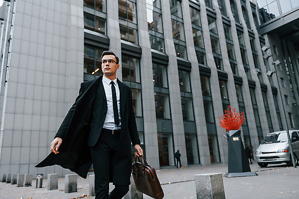 포토 JPG 해외이미지 남자 안경 서류가방 창문 한명 들기 정장 상반신 성인 건물 옆모습 조형물 걷기 도시 직장인 비즈니스맨 스마트 성인남자한명만 해외포토 직업 1 건축물 잡화 옷 뷰포인트 컨셉 가방 비즈니스 모션 미술 사람 남자한명만 성인남자만 파일형식