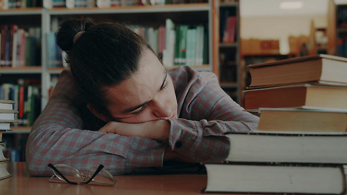 포토 JPG 해외이미지 백인 학생 교육 남자 종이 안경 졸업 학교 탁자 수업 휴식 피곤 한명 앉기 소년 10대 책 학습 스터디 청춘 독서 쌓기 시험 잠 도서관 지루함 읽기 교과서 준비 대학교 거짓말 힙스터 해외202309 해외포토 서양인 1 잡화 패션 감정 어린이 가구 컨셉 모션 청소년 교재 사람 파일형식