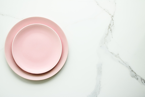 포토 JPG 해외이미지 접시 분홍색 식탁 사람없음 원형 대리석 해외202309 해외포토 도형 식기 컬러 재료 탁자 파일형식