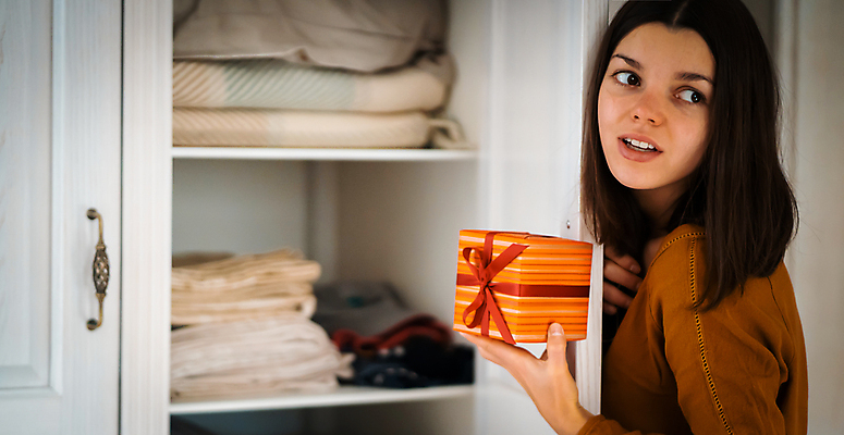 포토 JPG 해외이미지 손 여자 딸 행복 어린이 크리스마스 가족 관계 놀이 휴가 새해 주택 기념 요정 실내 발렌타인데이 선물 사랑 한명 상자 뷰티 산타클로스 노란색 파티 놀람 놀이방 게임 장롱 생일 닫기 작음 비밀 준비 숨김 숨기 포장소품 핸드메이드 해외202309 해외포토 1 기념일 감정 컬러 가구 컨셉 포장 모션 데이이벤트 표정 사람 이벤트 내부 건물 신체부위 크기 오브젝트 포장재료 파일형식