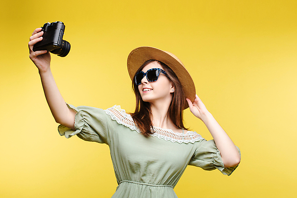 포토 JPG 해외이미지 모델 1 라이프스타일 드레스 여자 행복 감정 컬러 포즈 갈색머리 실내 표정 한명 사람 선글라스 뷰티 노란색 유행 카메라 찡그림 잡지 셀프카메라 혀 필름 긍정 쇼 스타일 해외202309 해외포토 헤어스타일 옷 안경 컨셉 내부 생활 간행물 전자제품 사진촬영 입 파일형식