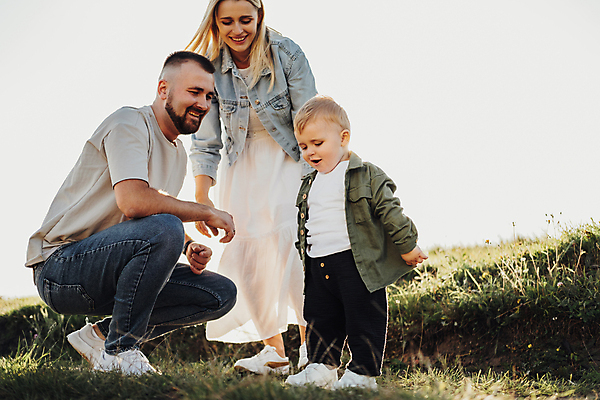 포토 JPG 해외이미지 백인 남자 아들 어린이 가족 엄마 휴가 함께함 사람 소년 야외 세명 부모 일몰 육아 시골 아기 아빠 작음 주말 걸음마 해외202309 해외포토 서양인 컨셉 관계 모션 노을 크기 파일형식
