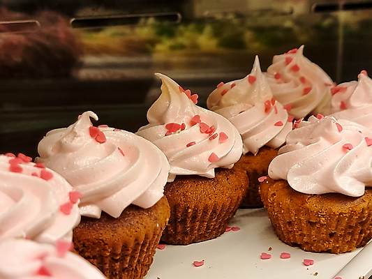 포토 JPG 해외이미지 접시 사람없음 장식 컵케이크 일렬 뷔페 스프링클 해외202309 해외포토 식기 케이크 파일형식