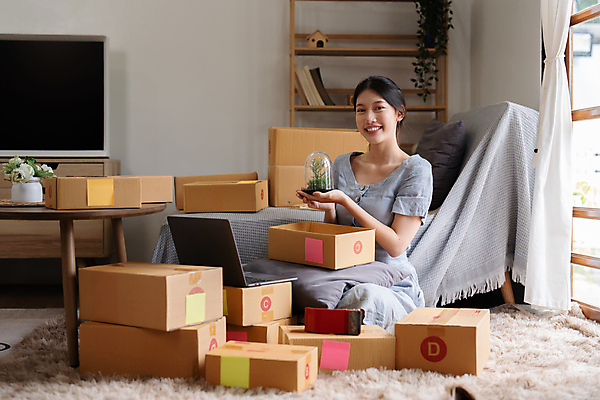 포토 JPG 해외이미지 전신 여자 사업가 한명 들기 성인 앞모습 작업 비즈니스우먼 사장 택배상자 성인여자한명만 테라리움 해외202309 해외포토 직업 1 뷰포인트 비즈니스 모션 사람 상자 직장인 택배 원예 여자한명만 성인여자만 파일형식