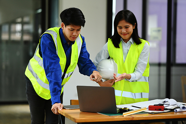 포토 JPG 해외이미지 여자 남자 건축 들기 동양인 상반신 성인 두명 노트북 건설현장 안전모 건축가 안전조끼 성인만 해외202309 해외포토 직업 모션 건설업 사람 인종 전자제품 헬멧 안전장비 파일형식