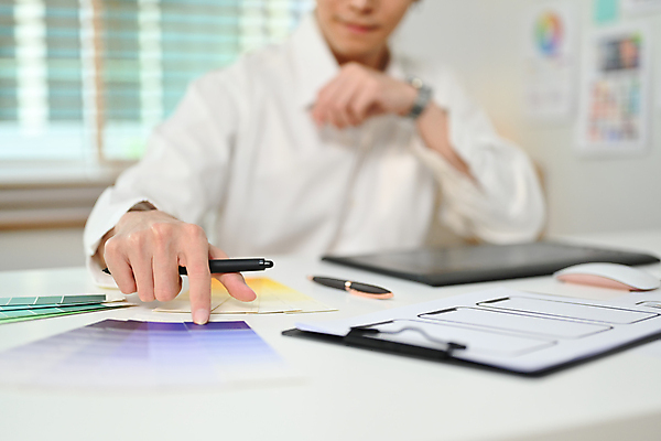 포토 JPG 해외이미지 디자인 남자 종이 컬러 비즈니스 설계 한명 앉기 상반신 성인 태블릿 펜 계획 디자이너 UI 성인남자한명만 해외202309 해외포토 직업 1 컨셉 모션 사람 전자제품 스마트기기 필기구 남자한명만 성인남자만 파일형식