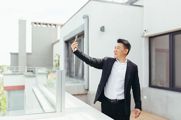 포토 JPG 해외이미지 남자 난간 한명 웃음 들기 동양인 정장 상반신 성인 스마트폰 발코니 비즈니스맨 출장 영상통화 성인남자한명만 해외202309 해외포토 1 옷 비즈니스 모션 표정 사람 인종 핸드폰 스마트기기 직장인 통화 남자한명만 성인남자만 파일형식